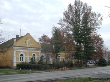 Das Gemeindehaus in Jarek - heute: Bački Jarak, das inzwischen "lindgrün" gestrichen worden ist.