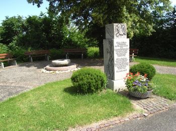 Der Jarek Platz in unserer Patengemeinde Beuren. Er wurde mit Übernahme der Patenschaft 1987 auf dem Beurener Friedhof eingeweiht.